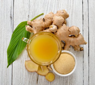 zencefil kökü ve masada kapsül