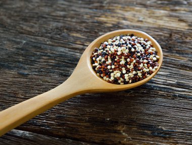 Tahta kaşık Quinoa tohumları 