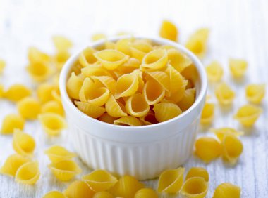 Beyaz masa üzerinde bir kapta makarna