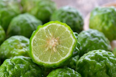 ahşap üzerine taze bergamot