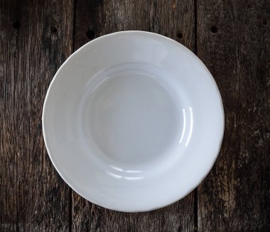 Boş beyaz plaka üzerinde ahşap
