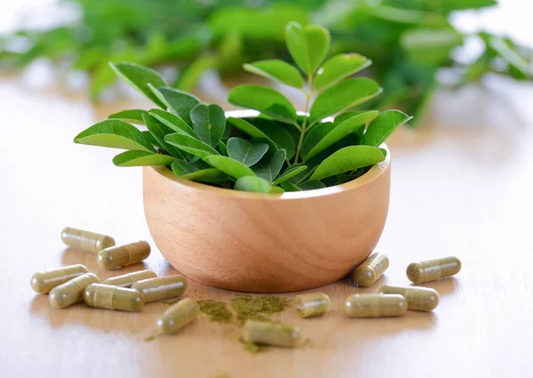 Moringa bladeren en capsules (Kruiden voor de gezondheid) — Stockfoto