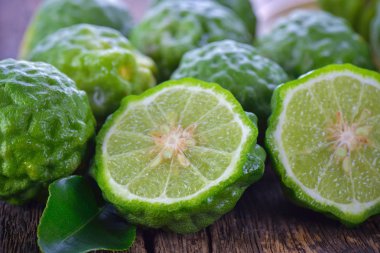 Bergamot ahşap masa arka plan üzerinde