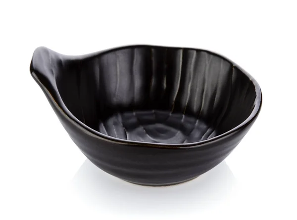 Schöne Form Keramik schwarze Schüssel isoliert auf weißem Hintergrund — Stockfoto