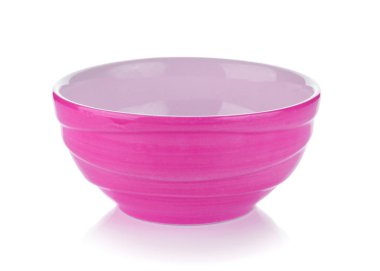 Beyaz arkaplanda pembe seramik kase