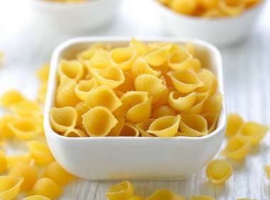 Beyaz masa üzerinde bir kapta makarna