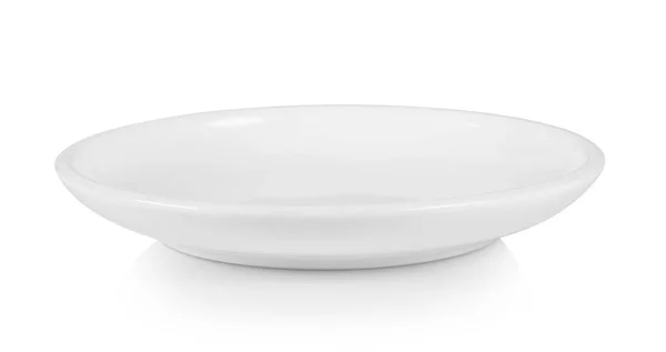 Біла тарілка на білому тлі — стокове фото