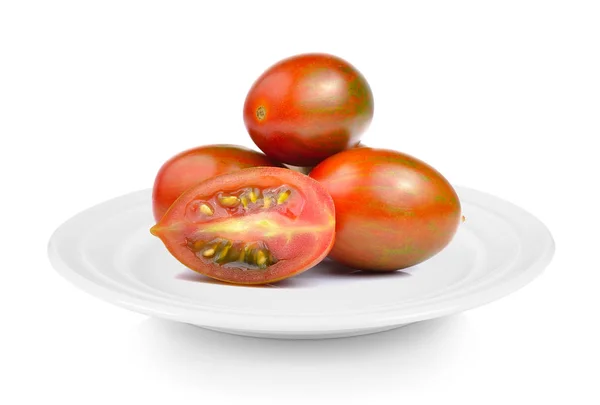 Tomate au chocolat ou tomate de couleur marron en assiette sur fond blanc — Photo