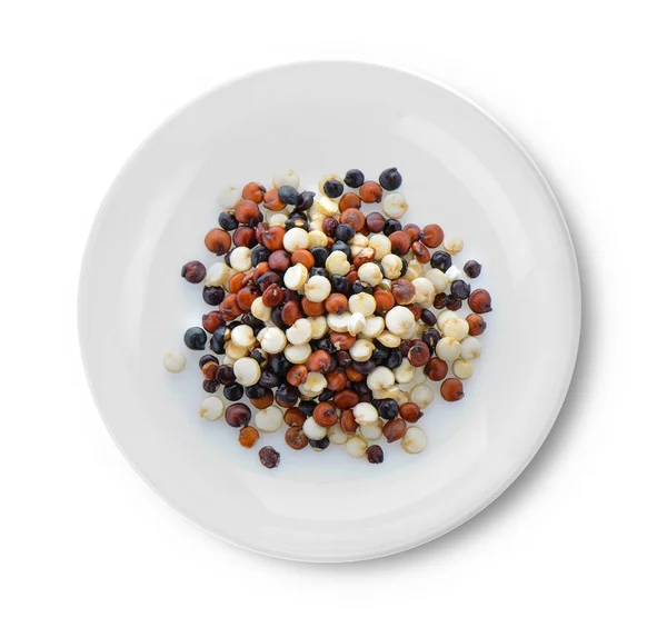 白い背景の上のプレートにキノア種子 — ストック写真