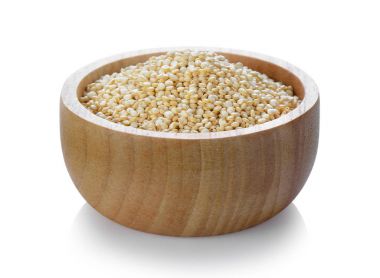 Quinoa beyaz arka plan üzerinde ahşap kase