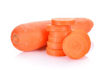 Beyaz arkaplanda havuç