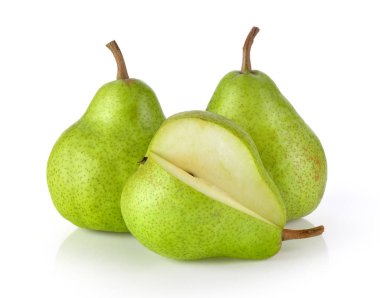 yeşil armutlar beyaz arkaplanda izole