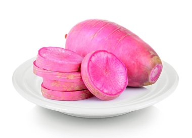 Beyaz arka plan üzerinde beyaz tabak içinde kırmızı turp