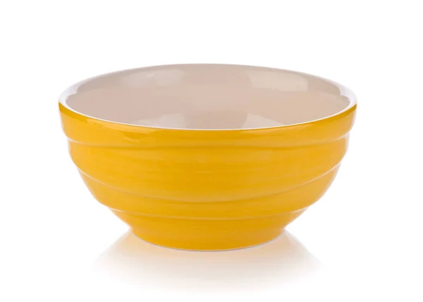 Tigela de cerâmica amarela no fundo branco — Fotografia de Stock