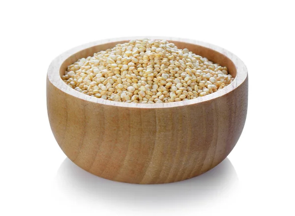 Quinoa i trä skål på vit bakgrund — Stockfoto