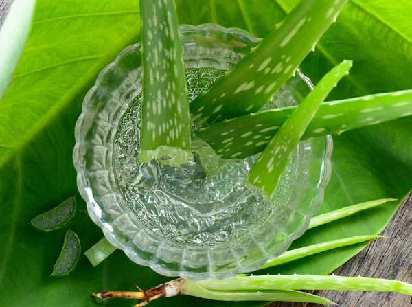 Aloe vera gel σε μπολ με ξύλινο τραπέζι — Φωτογραφία Αρχείου