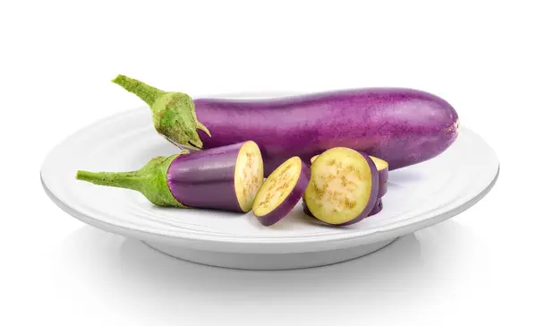 Aubergine in plaat op witte achtergrond — Stockfoto