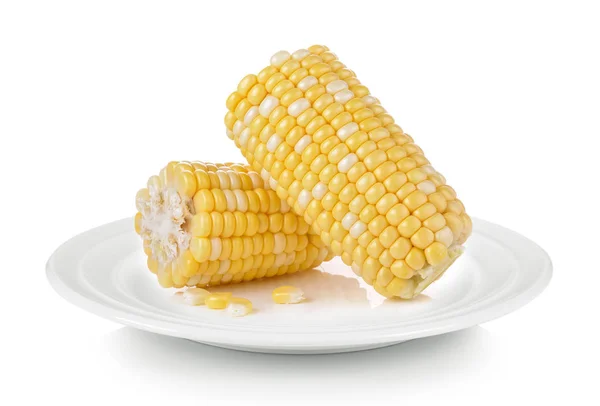 흰색 배경에 흰색 접시에 옥수수 — 스톡 사진