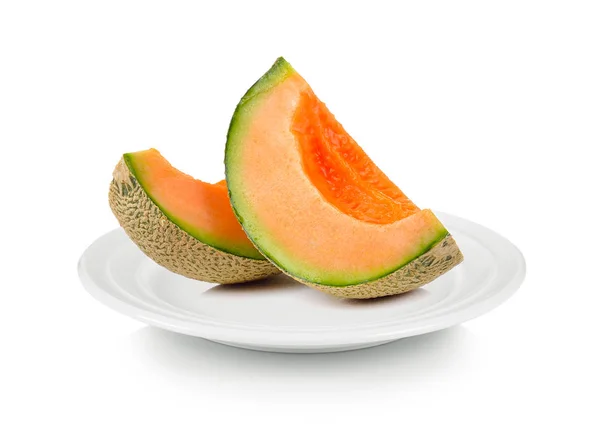 Melón melón en plato blanco sobre fondo blanco — Foto de Stock