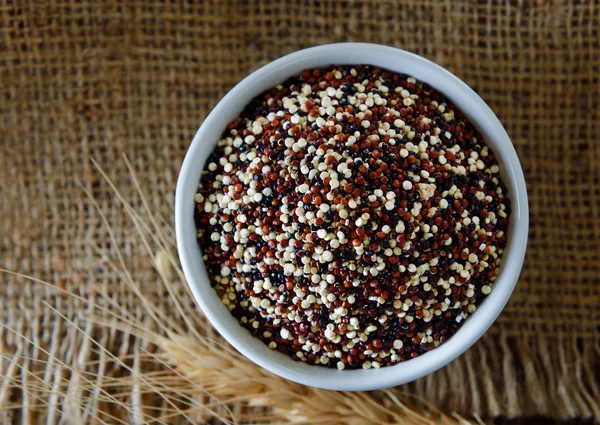 Quinoa frön i skål — Stockfoto