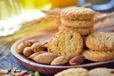 Çikolata parçacıklı kurabiye.