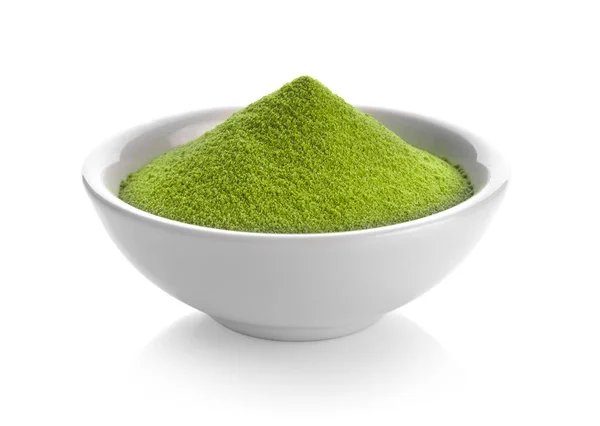 Зеленый чай порошок в миске на белом фоне — стоковое фото