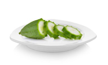 Taze açılı lif kabağı meyve seramik plaka üzerinde beyaz backgro beyaz