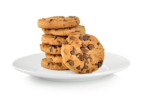 Galleta de chispas de chocolate en plato sobre fondo blanco — Foto de Stock