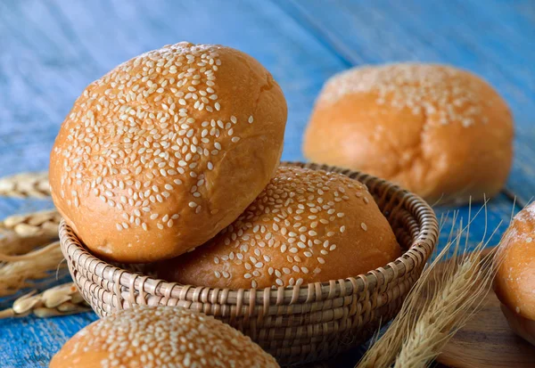 Ahşap tabak içinde ekmek — Stok fotoğraf