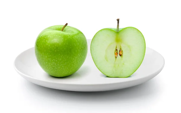 Grönt äpple i en platta isolerade på en vit bakgrund — Stockfoto