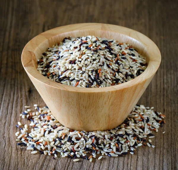 Semi di riso integrale in ciotola — Foto Stock