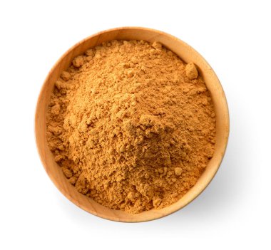 Beyaz zemin üzerine tahta kaşık toz tarçın