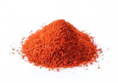 Beyaz arkaplanda Cayenne biberi