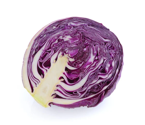 Фиолетовый ломтик капусты на белом фоне — стоковое фото