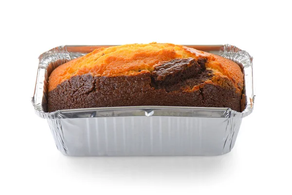 Ciasto czekoladowe w owalne pudełko folii na białym tle — Zdjęcie stockowe