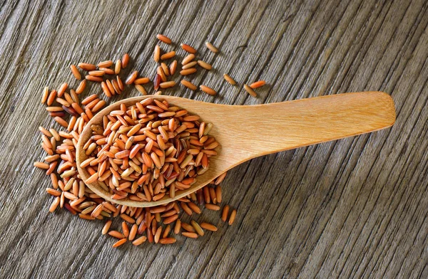 Brauner Reis im Holzlöffel auf dem Tisch — Stockfoto