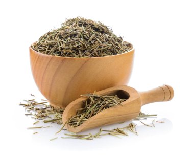 Beyaz arka plan üzerinde ahşap kase biberiye yaprağı kurutulmuş