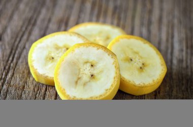 ahşap üzerine muz dilimi