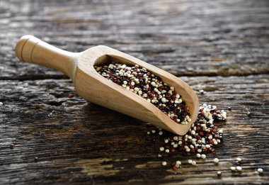 Ahşap vurgunun içinde Quinoa tohumları 