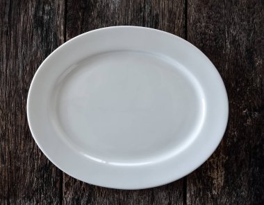 Boş beyaz plaka üzerinde ahşap