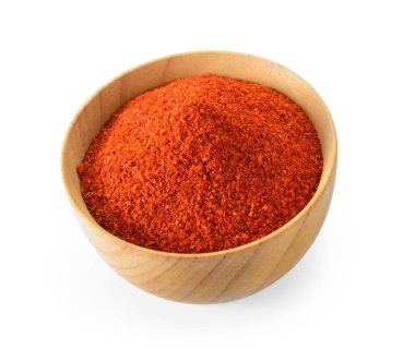 Beyaz arka planda ahşap kasede kırmızı biber.