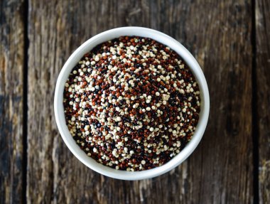 Quinoa tohumları ahşap kase