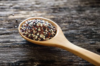 Tahta kaşık Quinoa tohumları 