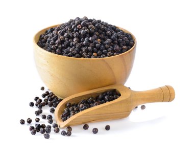 kara biber beyaz arka plan üzerinde ahşap kase