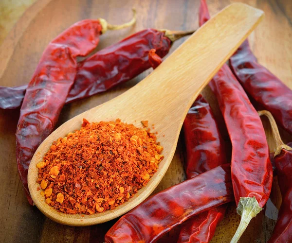 Poivre de Cayenne dans une cuillère — Photo