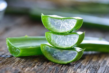 Vera Teyze ahşap arka planda kalıyor.