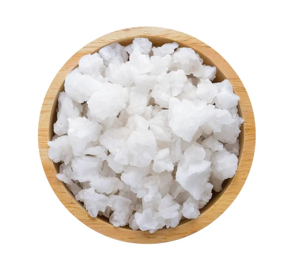Salz im Holzbecher auf weißem Hintergrund — Stockfoto