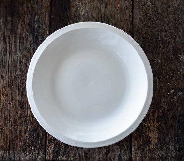 Boş beyaz plaka üzerinde ahşap