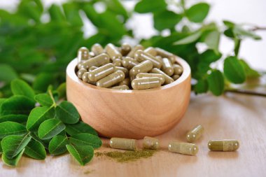 Moringa yaprakları ve kapsülleri (Sağlık için bitkiler)