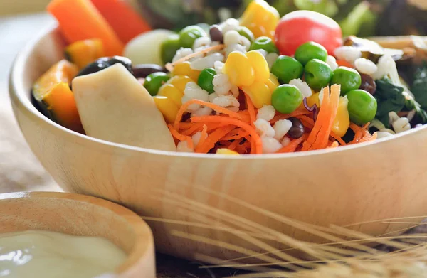 Ciotola di insalata con verdure su tavolo di legno — Foto Stock